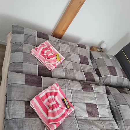 1 Mehrbettzimmer Mit Ausstattung *